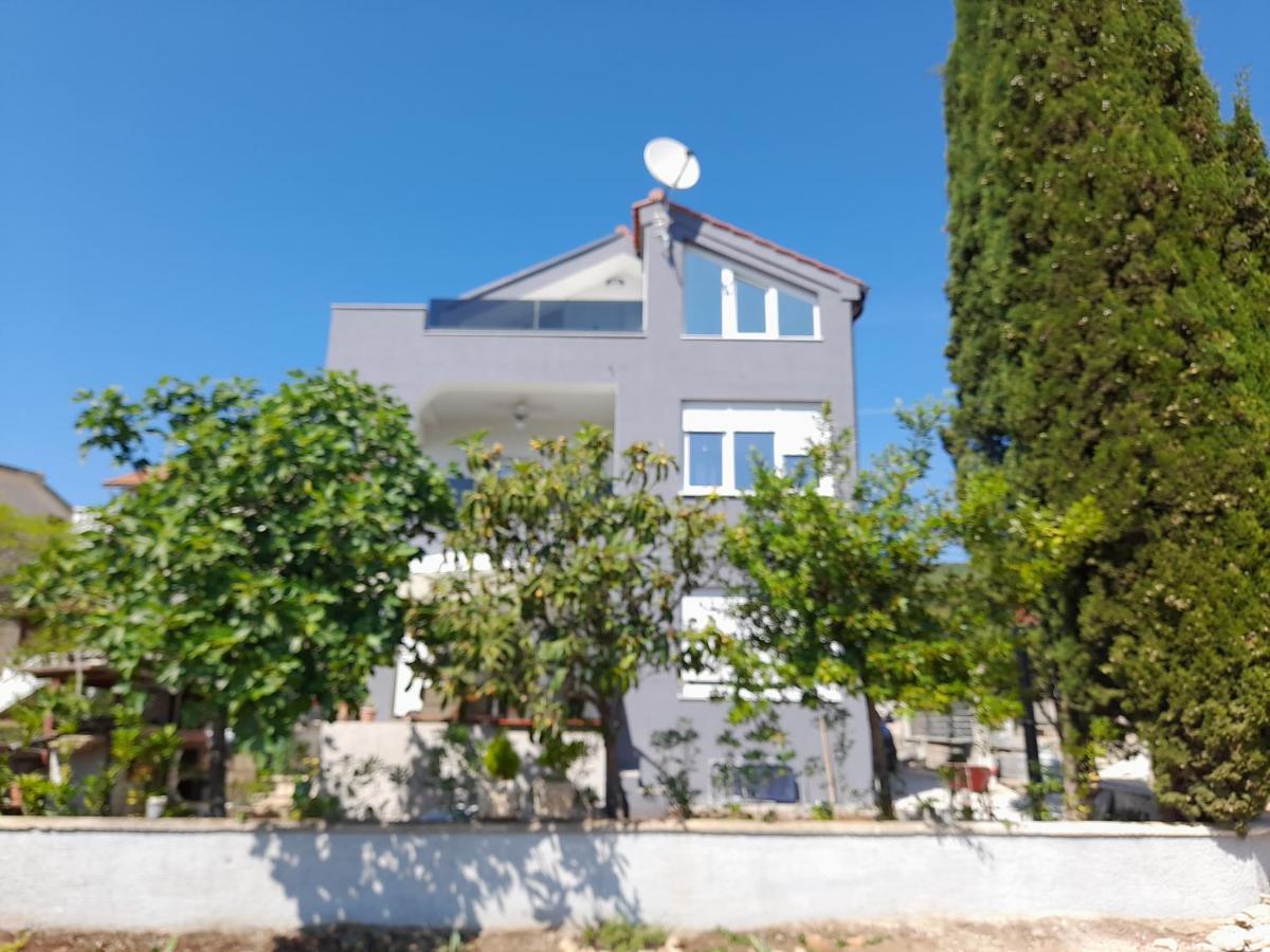 Apartman Prvi Red Do Mora Sveti Filip i Jakov Kültér fotó